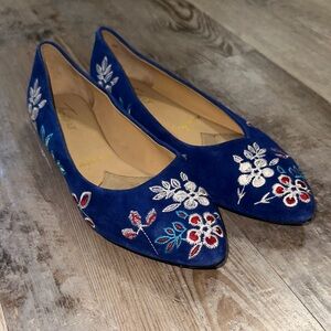 Trotters 7.5 Vintage Embroidered flower Blue Flats white red pointed toe